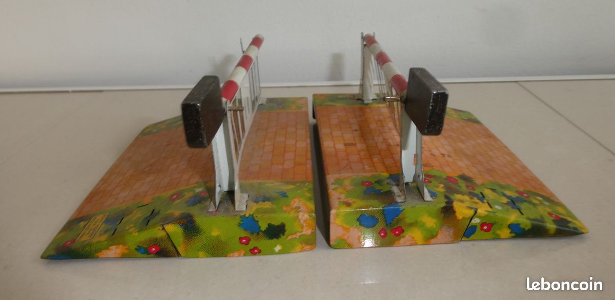 Hornby France 1950 – Passage à Niveau + Maison Tôle Litho – Échelle O – Vintage
