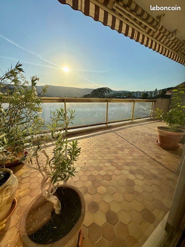 Rare T4 , 115m2 carez.Dernier étage vue Monts d’Or, climatisé, Terrasses, cave, garages, Est/Ouest, buanderie, rangements, Fontaines sur Saône centre (image 1)