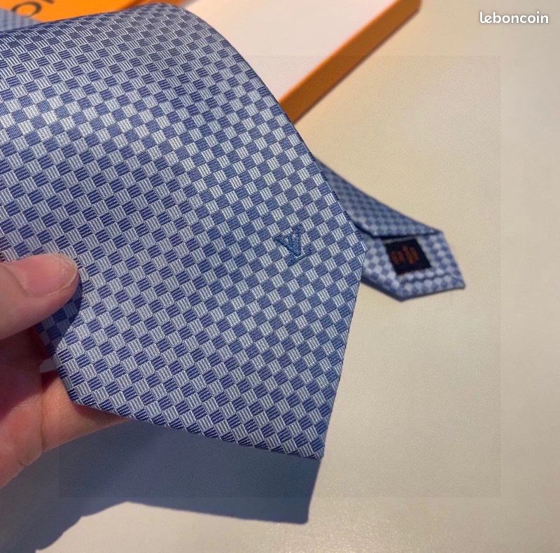 Cravate Louis Vuitton Damier bleu ciel soie neuve avec boîte originale (image 1)