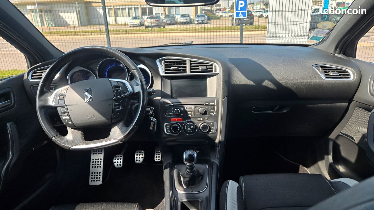 Citroën DS4 1.6 e-HDi115 Airdream So Chic (image 13)
