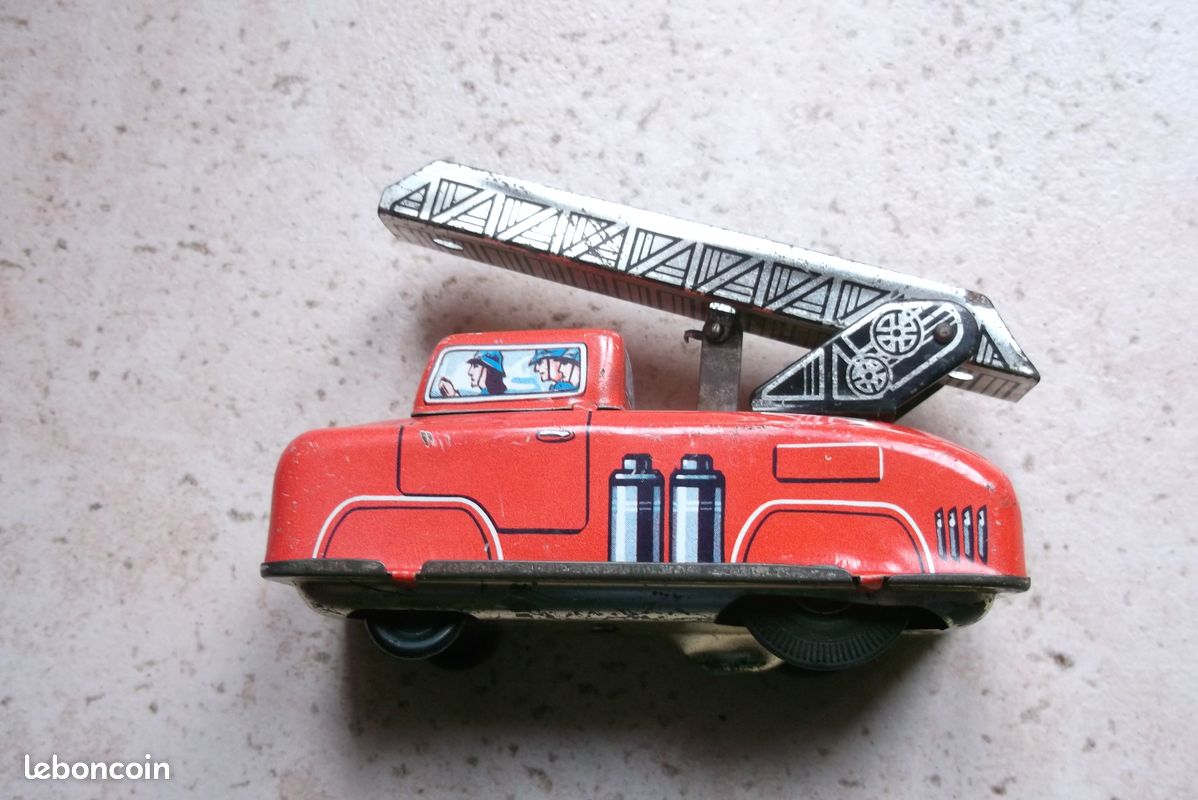Camion De Pompier Vebe Années 1950 – Tôle, Avec Deux Pompiers, Bon état