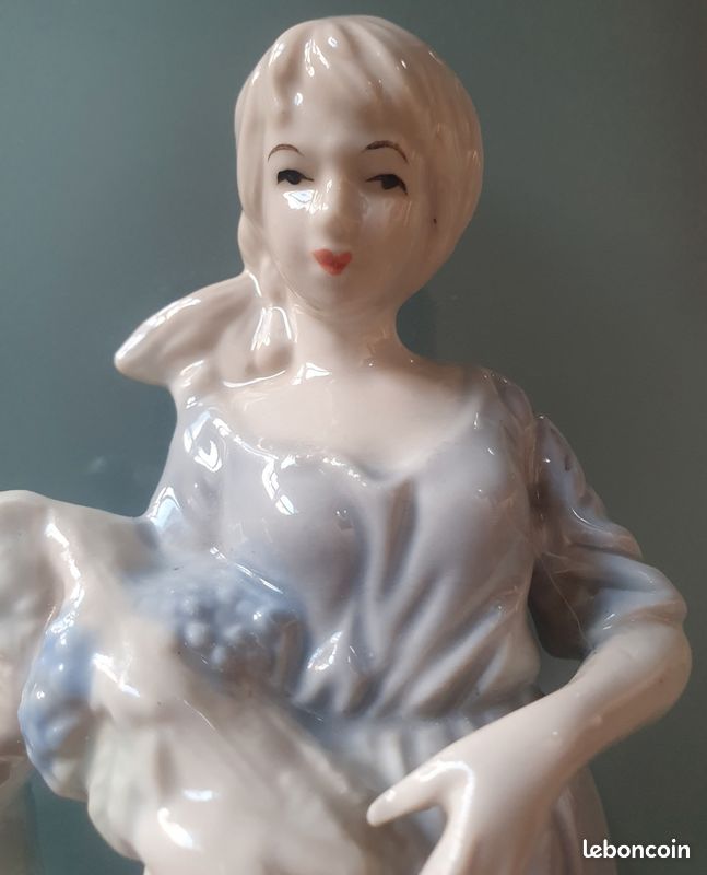 Ancienne Statuette en Porcelaine Émaillée d'une Femme Vendangeuse, Vigne, 19cm, Vintage (image 2)