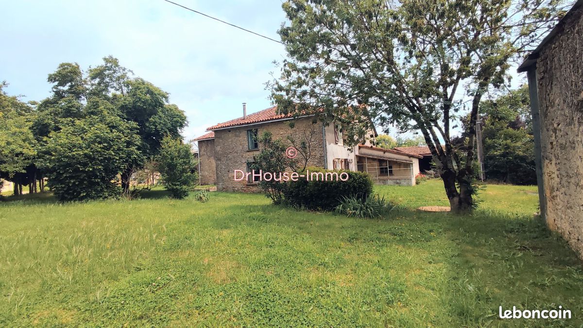 Maison 9 pièces 327 m² · à Pleuville · 327 m² · 78 590 €
