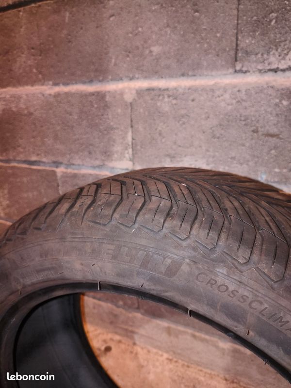 Pneu Michelin Crossclimate2 - 225/45 R17 état quasi neuf (image 3)