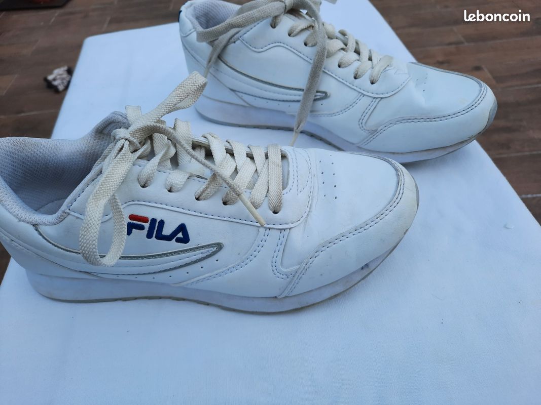 Basquettes Fila pointure 37
Petite usure devant 1 basquette (voir photo)
420g (image 2)