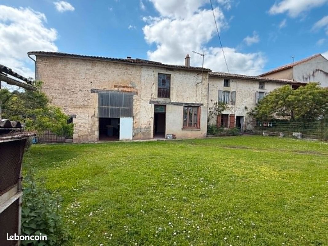Maison 7 pièces 282 m² · à Pamproux · 282 m² · 75 600 €