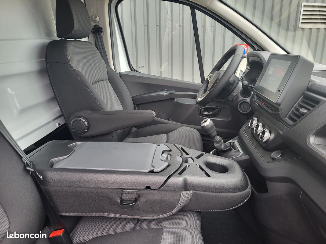RENAULT TRAFIC VAN ( FOURGON ) L2H1 ADVANCE 3T 2.0Blue DCI 150 BVM6 03 PLACES NEUF avec CAMÉRA DE RECUL + CLIM AUTO + NAVIGATION + CARTE ACCES MAINS LIBRES + ANTIBROUILLARDS ( Prix de Vente 27 990 HT) (image 7)