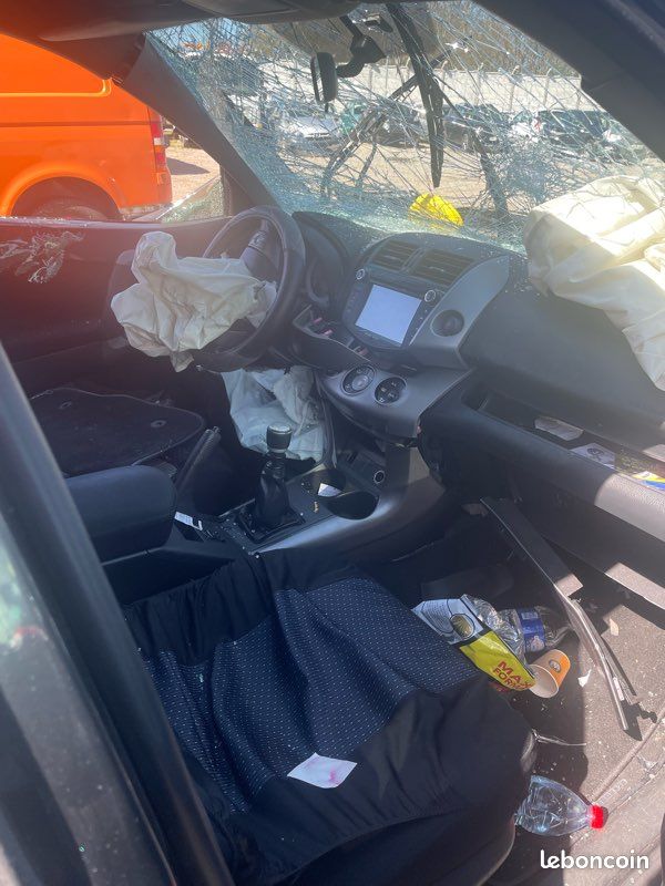 Vend Toyota rav 4 2.2 D4D 136 de 2006 pour pièce (image 3)