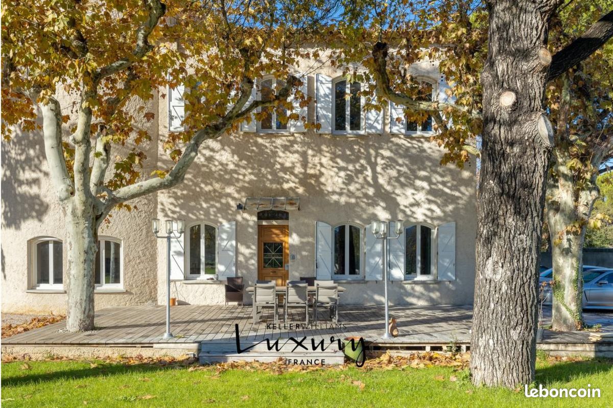 Maison 10 pièces 220 m² · à Aubagne · 220 m² · 990 000 €