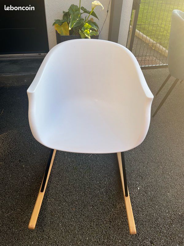 Fauteuil blanc à bascule (image 1)