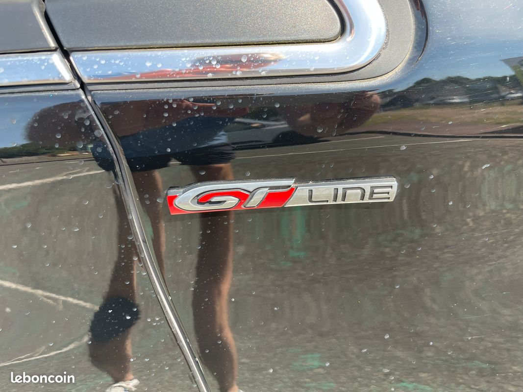 Peugeot 208 GT line 1,2l noire année 2018 - 27 296 km (image 8)