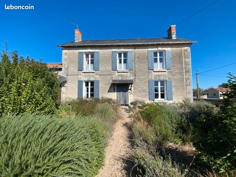 Maison 5 pièces 126 m² · à Saint-Jean-de-Sauves · 126 m² · 137 000 €