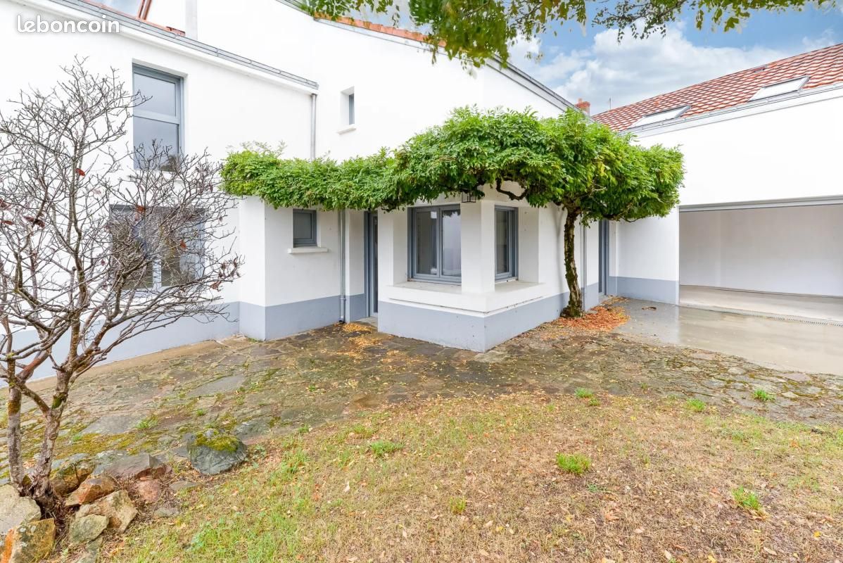 Maison 8 pièces 208 m² · à Port-Saint-Père · 208 m² · 450 000 €