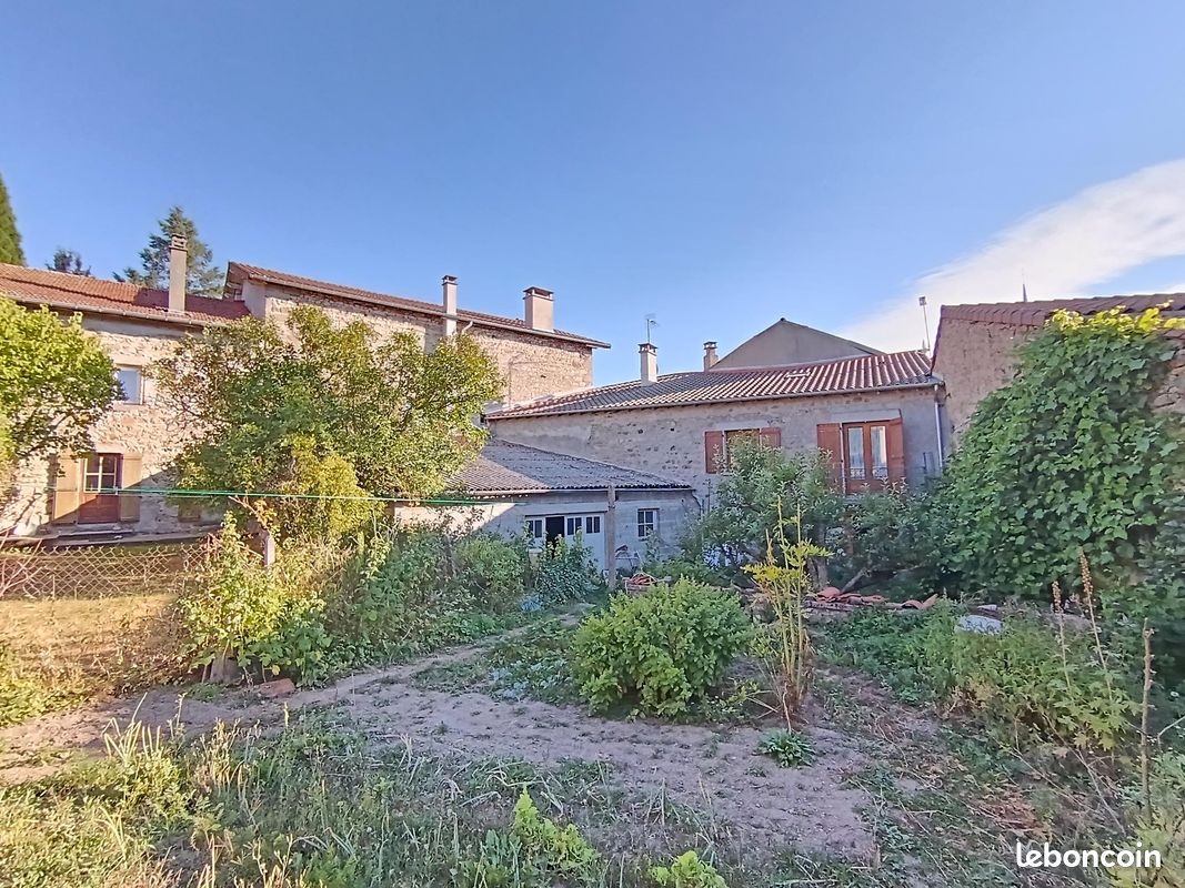 Maison 14 pièces 300 m² · à Usson-en-Forez · 300 m² · 105 000 €