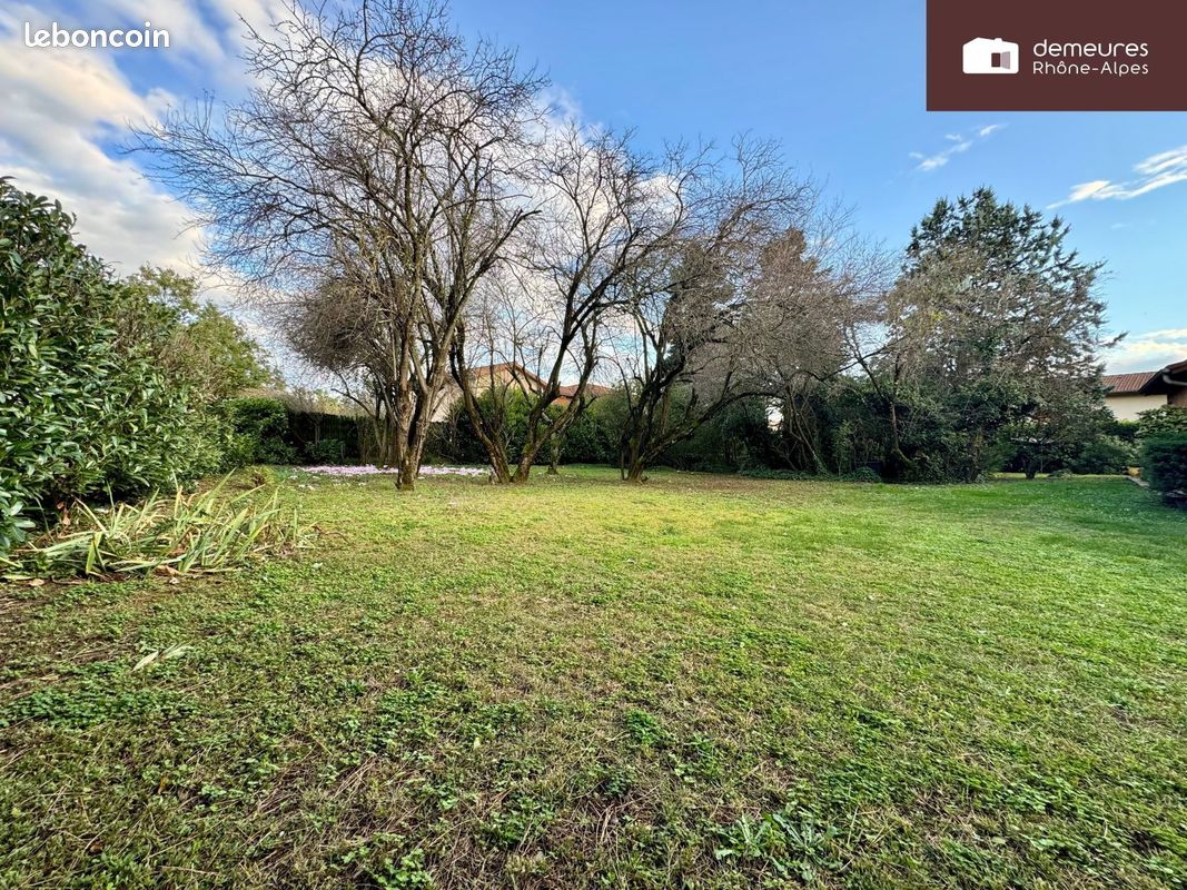 Terrain à bâtir de 830 m² à MIONS (69) · 230 000 €