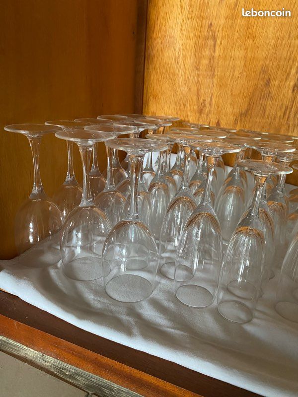 Ensemble de verres à pied divers (vin, champagne…) (image 6)