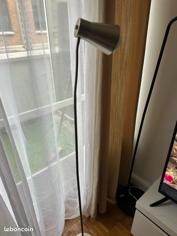 Lampadaire design métal argenté – tête flexible – 1m60 (image 1)