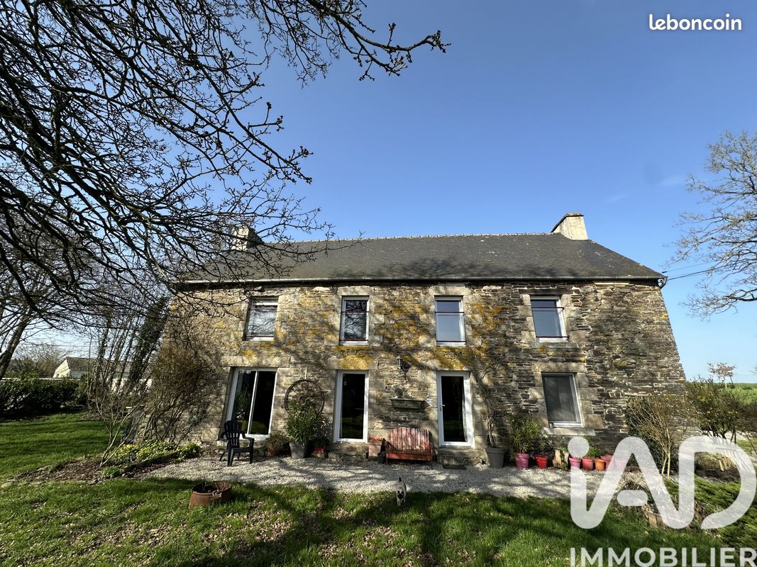 Maison 8 pièces 210 m² · à Loyat · 210 m² · 354 000 €