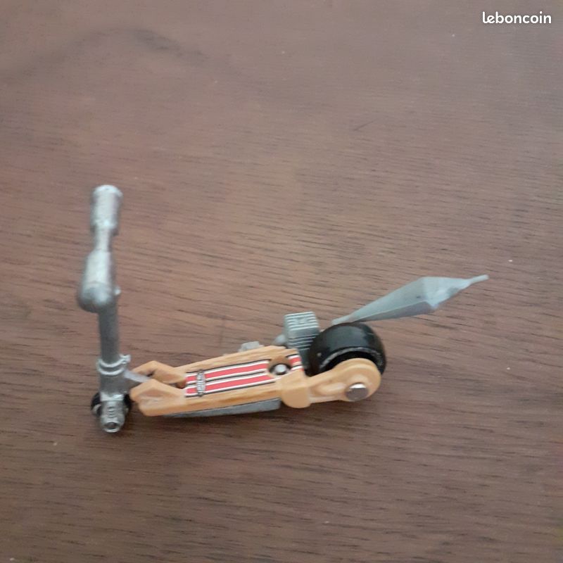 Hot Wheels Mo'scoot foldable scooter (image 1)