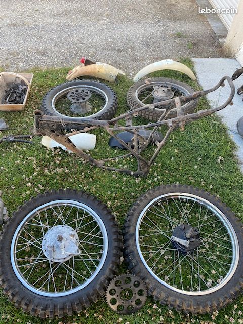 Paire De Repose-pieds Avant Pour Suzuki 125 TS Année 1976 - Occasion