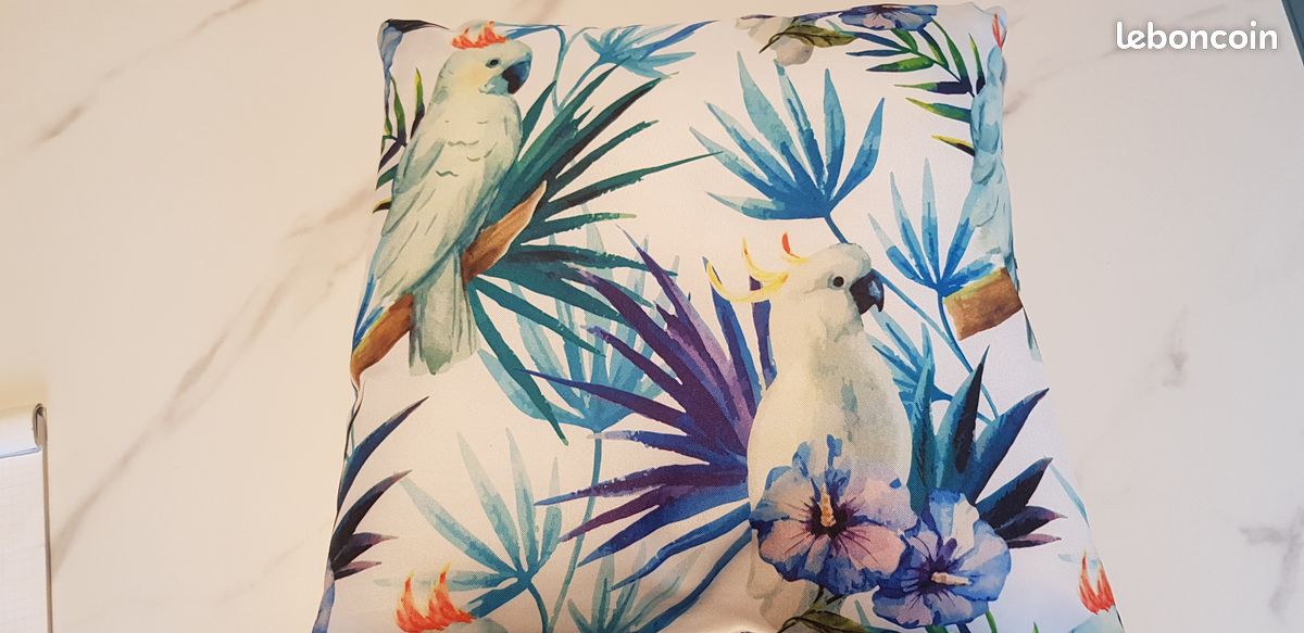 Coussin en tissu perroquet (image 2)