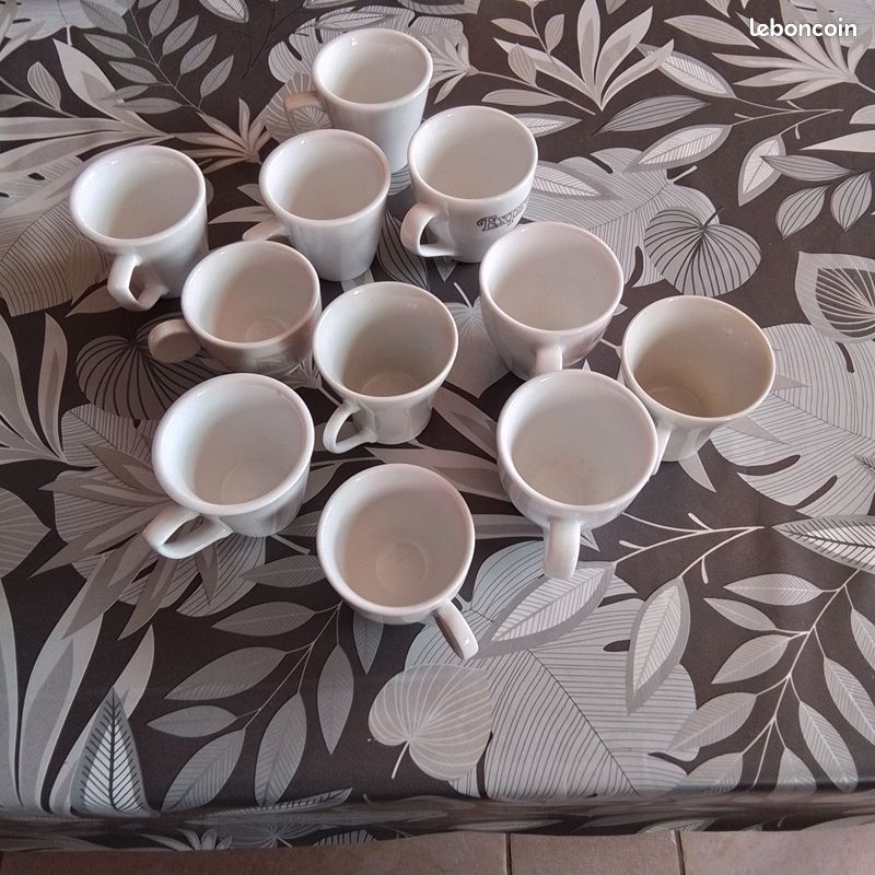 Lot de 11 tasses dépareillées (image 1)