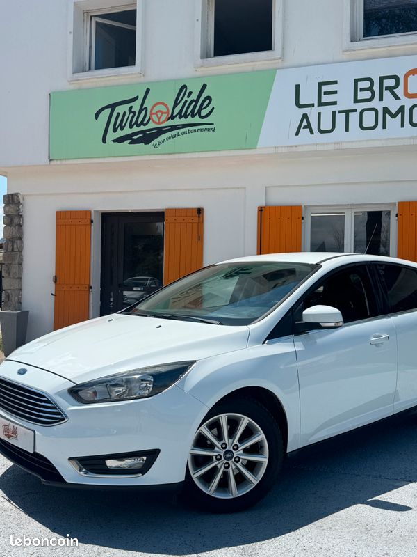 Ford Focus - 1.0 EcoBoost 125ch - Stop&Start - Titanium - Attelage - faible kilométrage (image 2)