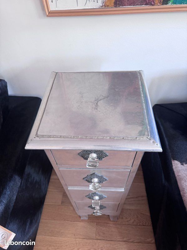 Sellette / Chiffonnier en métal martelé – Artisanat oriental – 4 tiroirs (image 1)