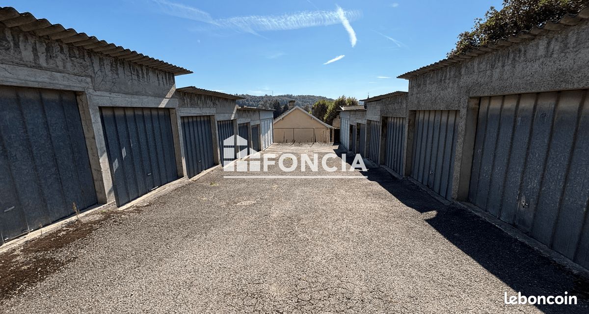 Garage · à Ruy-Montceau · 75 €/mois