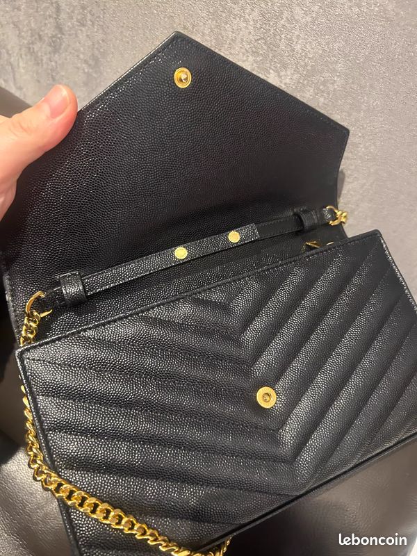 Sac enveloppe en cuir noir Yves Saint Laurent MONOGRAM (image 4)