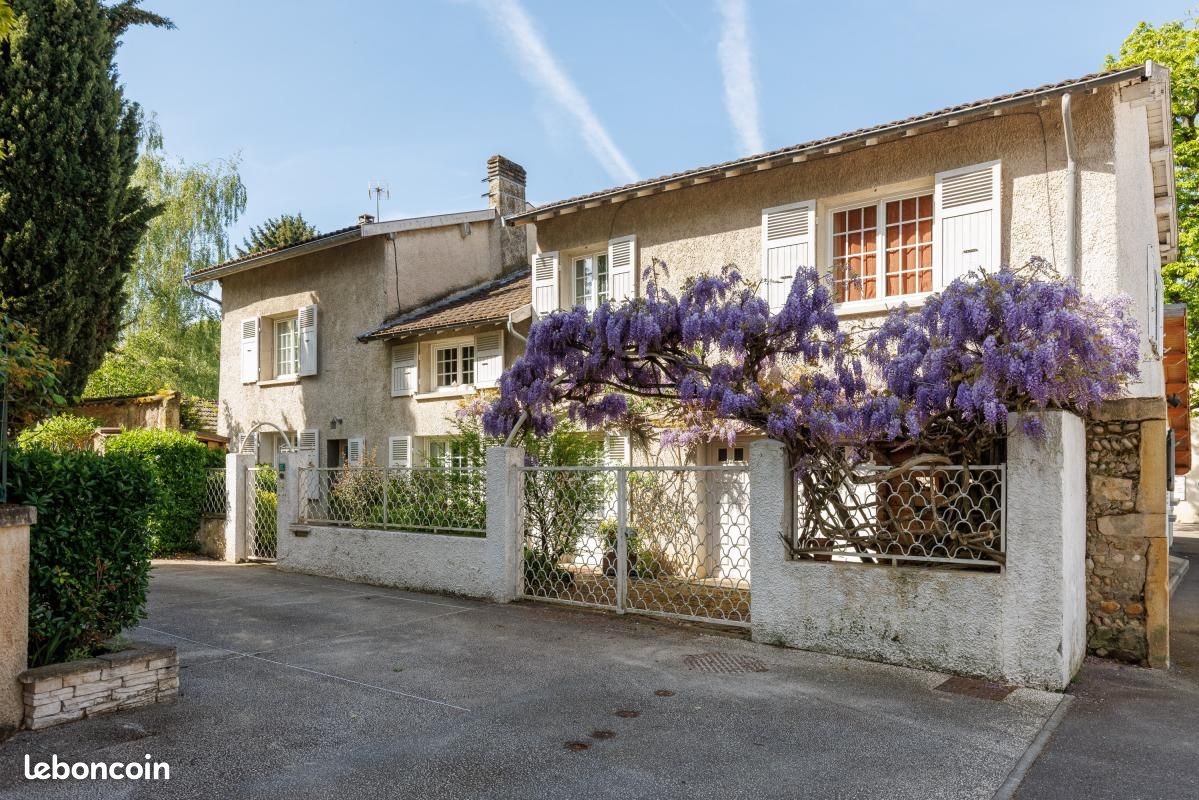 Maison 10 pièces 266 m² · à Saint-Pierre-de-Chandieu · 266 m² · 425 000 €