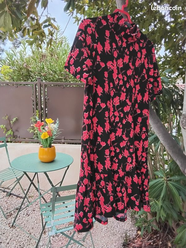 Robe Zara rouge et noir Vêtements