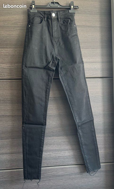 Jeans skinny noir super high waist Stradivarius taille 32 (image 1)