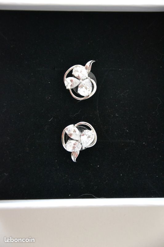 Boucles d'oreilles NEUVES en métal avec feuilles et strass (oreilles percées) (image 1)