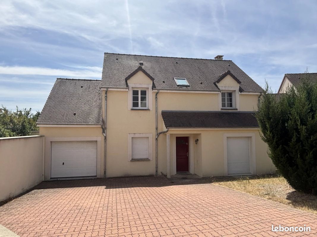 Appartement 5 pièces 121 m² · à Fontaine-la-Guyon · 121 m² · 1 100 €