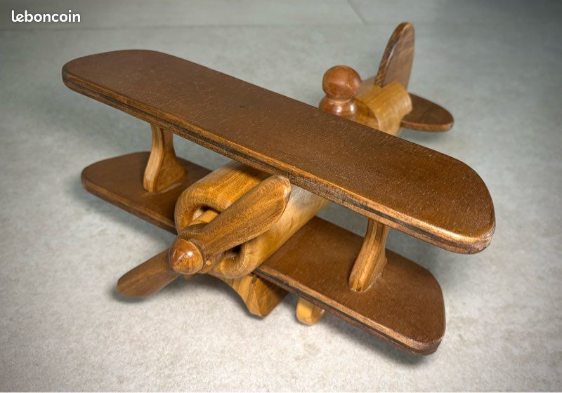 Modèle d'avion décoratif en bois finition antique pour collectionneurs, pièce maîtresse pour présentation sur table Modèle d'avion décoratif en bois finition antique pour collectionneurs, pièce maîtresse pour présentation sur table
