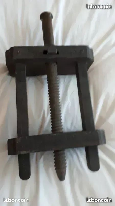 Serre joint ancien robuste et fiable - Bricolage