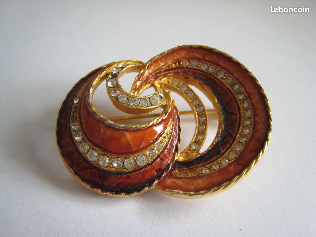 jolie broche cygne, métal doré et strass TBE