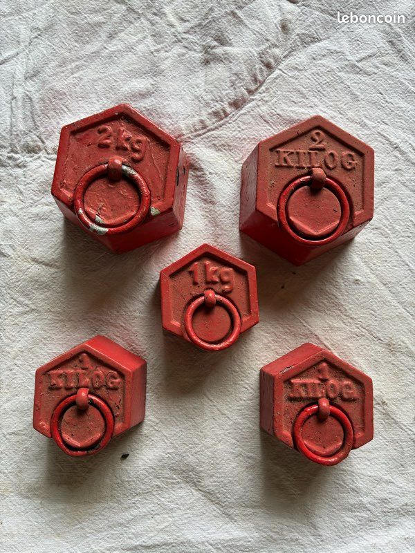 Lot de 5 poids anciens de balance en fonte – rouge (image 1)