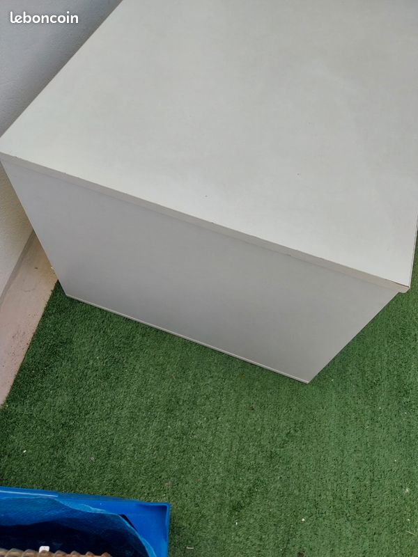 Une table (image 2)