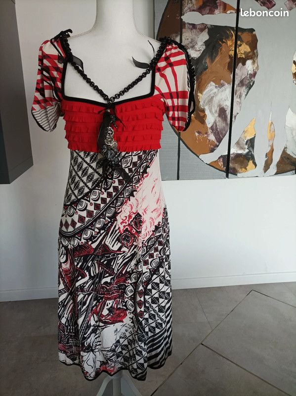 Très jolie robe Save The Queen rouge, beige et noire Taille