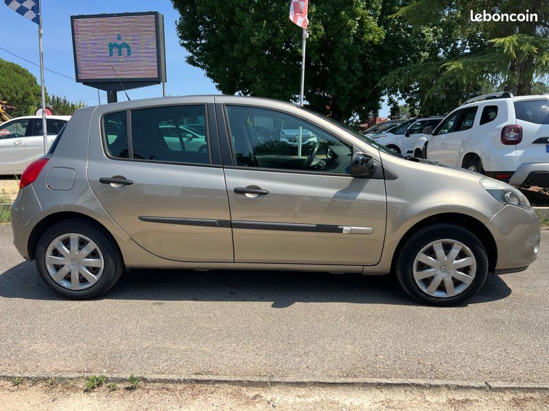 RENAULT Clio III Phase 2 1.5 dci 75ch 4cv (image 2)