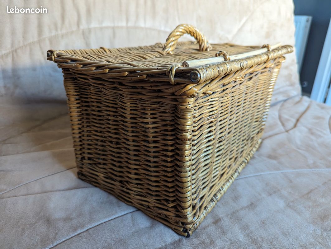 Ancen paner de transport pour lapn. | Old baskets, Vntage baskets