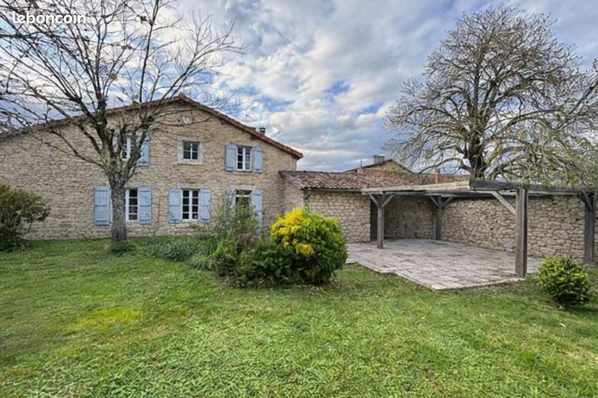 Maison 7 pièces 272 m² · à La Rochefoucauld-en-Angoumois · 272 m² · 299 999 €