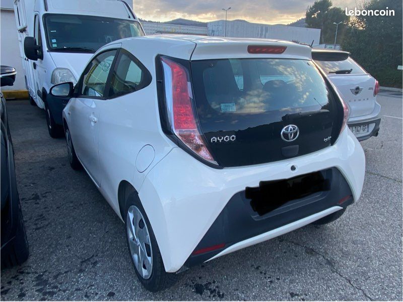 TOYOTA AYGO 1,0 x play état parfait (image 4)