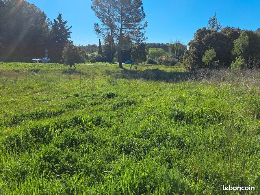Terrain 330 m² · à Lambesc · 215 000 €