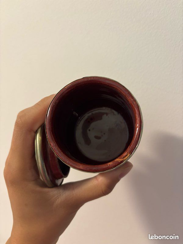 Petit pot vintage en métal et émail rouge – ancien pot à épices (image 4)