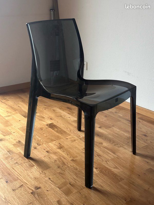 Chaise transparente (image 1)