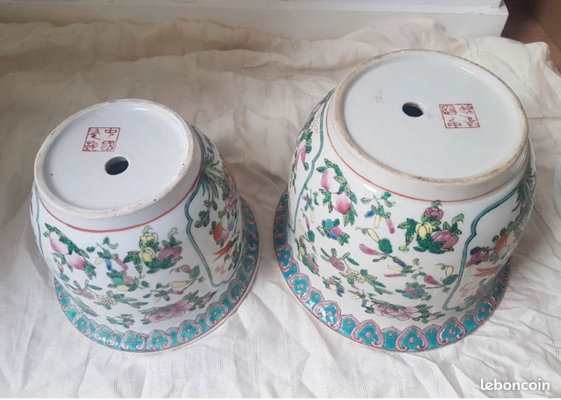 Chine- Paire de Caches Pots en Porcelaine Signés (image 5)
