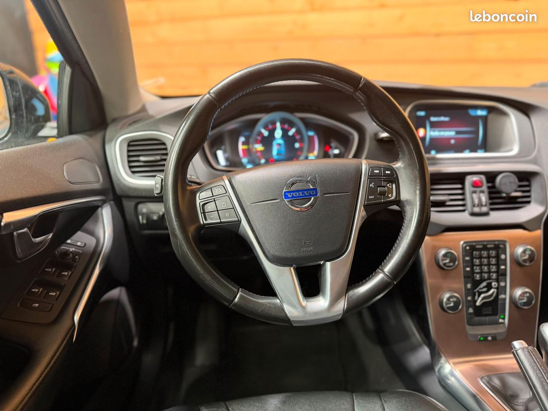 VOLVO V40 D3 CROSS COUNTRY 150ch Summum (image 8)